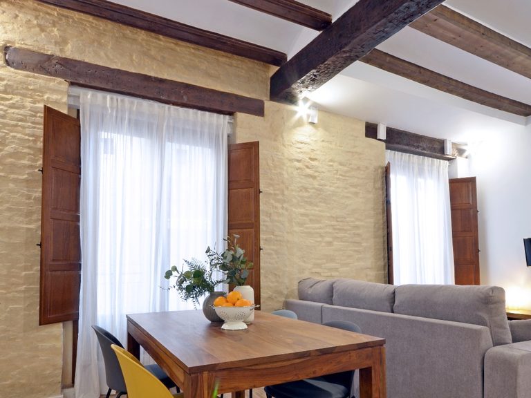 Comedor de estilo rustico moderno con techo de vigas de madera